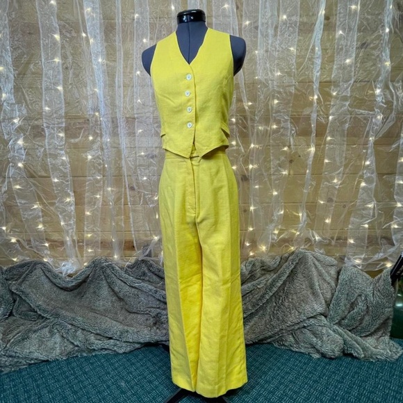 Yellow suit VINTAGE - Picture 1 of 4